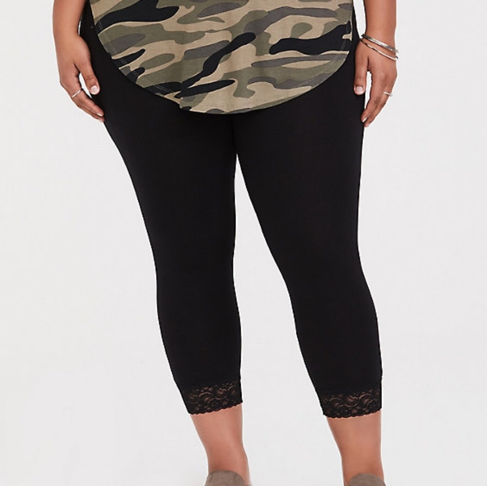 NWT BLACK LACE HEM CAPRI LEGGING SIZE 14/16